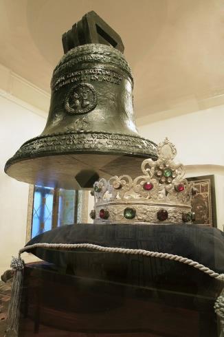 Koruna krle stelc a model zvonu Zuzana kostela sv. Jakuba