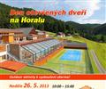 Den otev�en�ch dve�� u hotelu Horal