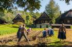 Podzim na poli a v chalup�